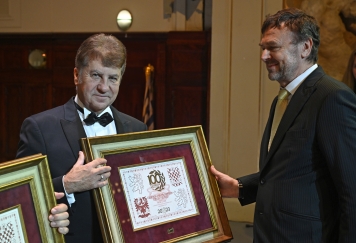 Ing. Jan Lustyk přebírá ocenění